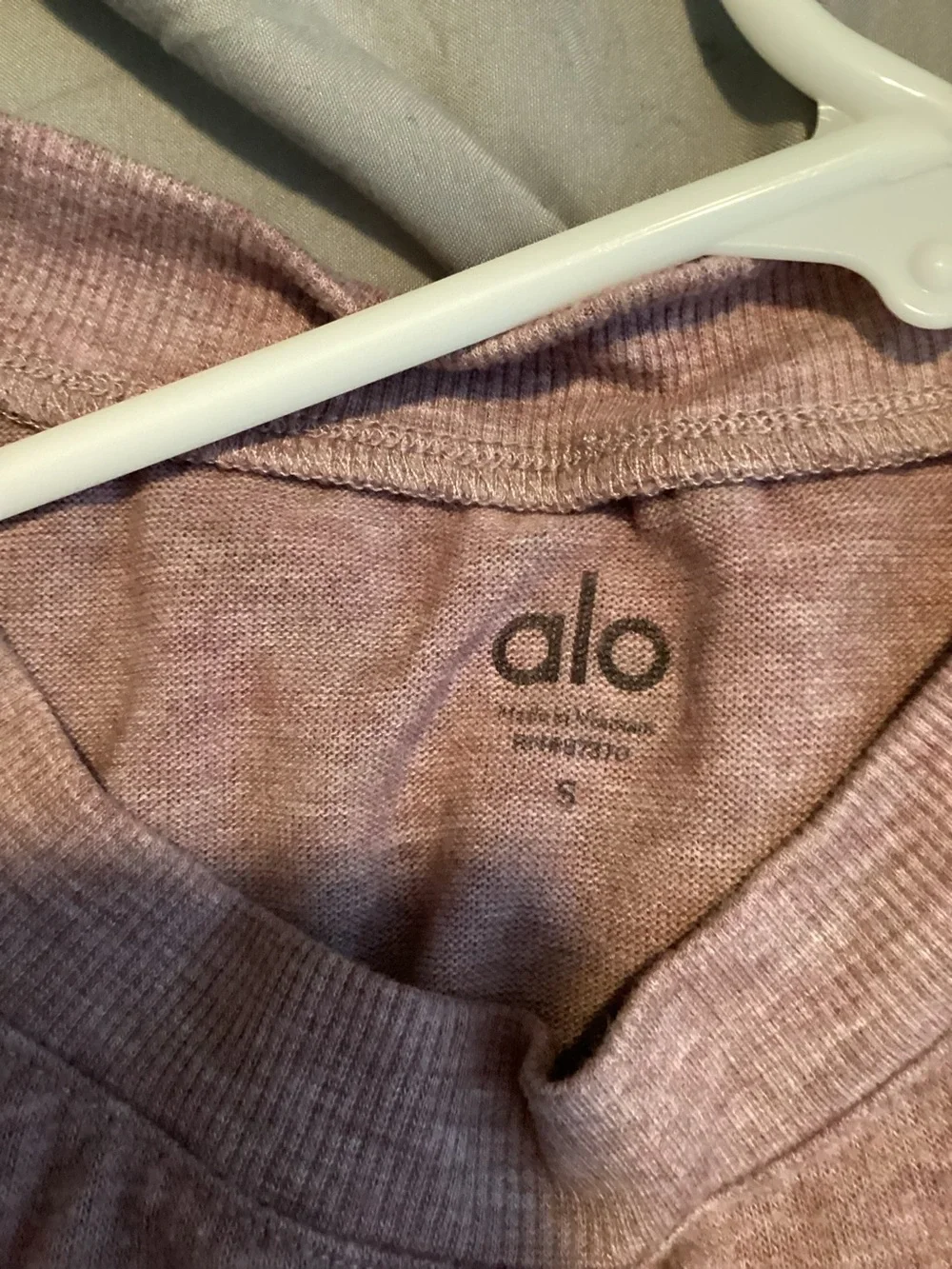 Alo dusty plum Glimpse long sleeve crew split side hem top